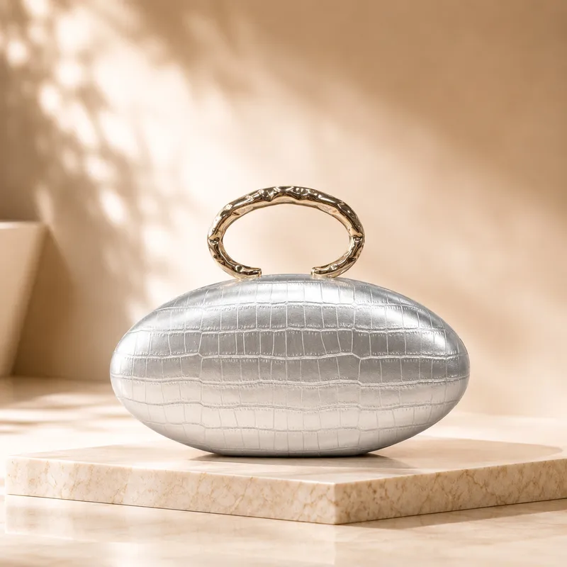 Crocodile-Pattern Clutch3